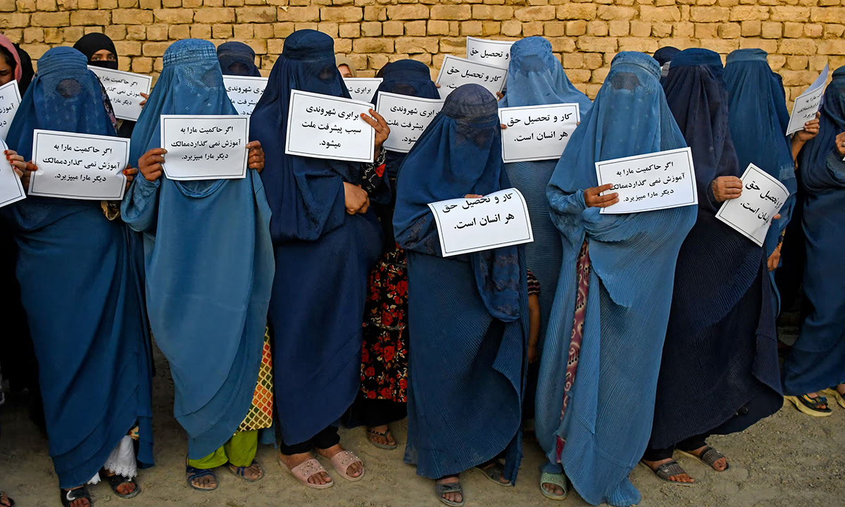 Afghan women protest in burqa