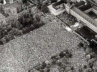 1983: Some 400,000 anti-war protesters gathered in Bonn