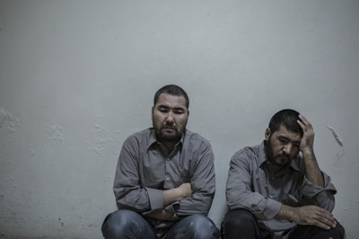 Murad Ali Hamidi (left) and Said Ahmed Hussein were captured by rebel forces after storming a building in Aleppo, led by an Iranian officer. All of their comrades died when the rebels blew up the building. (Photo: Emin Ozmen/Lejournal/Der Spiegel)