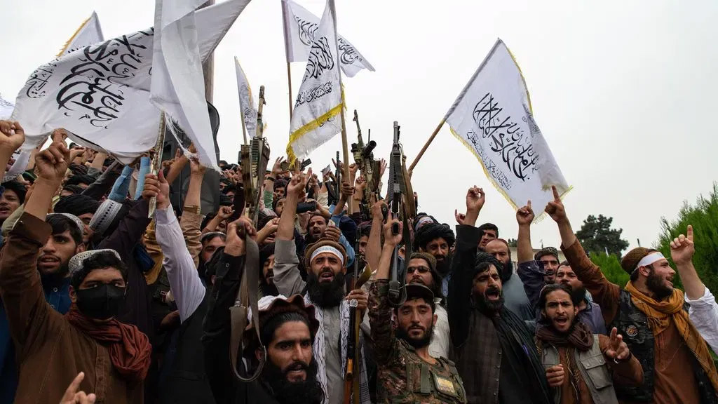 taliban_flag_fighters.jpg