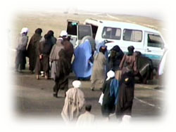 Il corpo morto di Zarmeena viene portato via dai talebani