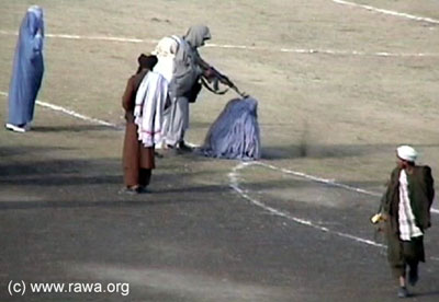 Un bandit taliban tire trois fois.